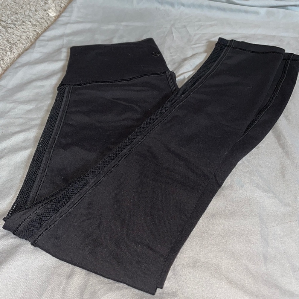 SIZE 2 LULULEMON LEGGINGS WITH MESH DOWN THE SIDES